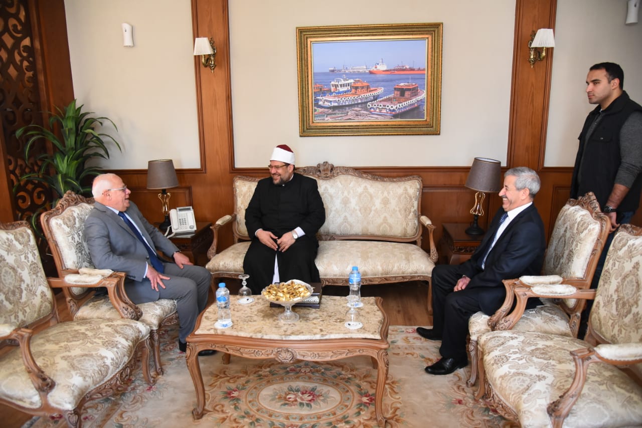 محافظ بورسعيد يستقبل وزير الأوقافقبل صلاة الجمعة بمسجد السلام  (7)